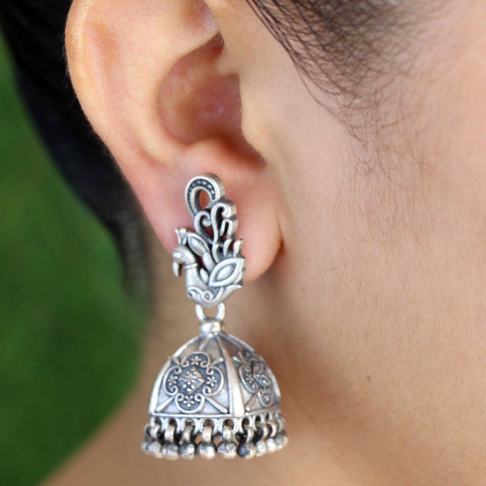 peacock earing zoomer