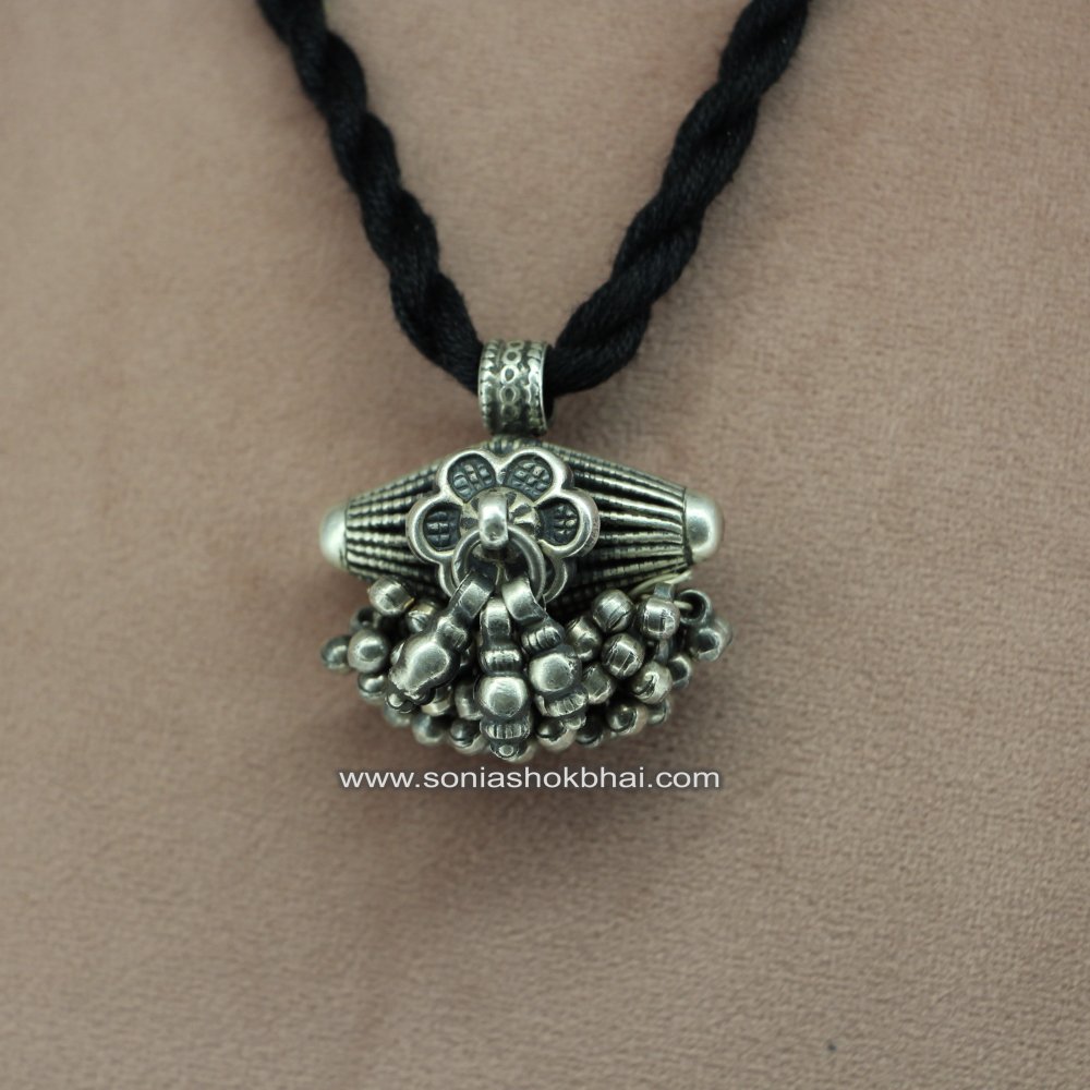 Damru With Flower Pendant