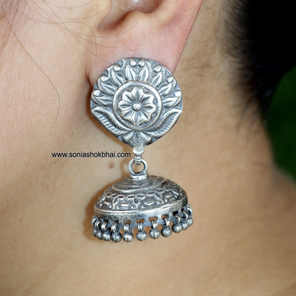 Flower With Antique Touch Earring 