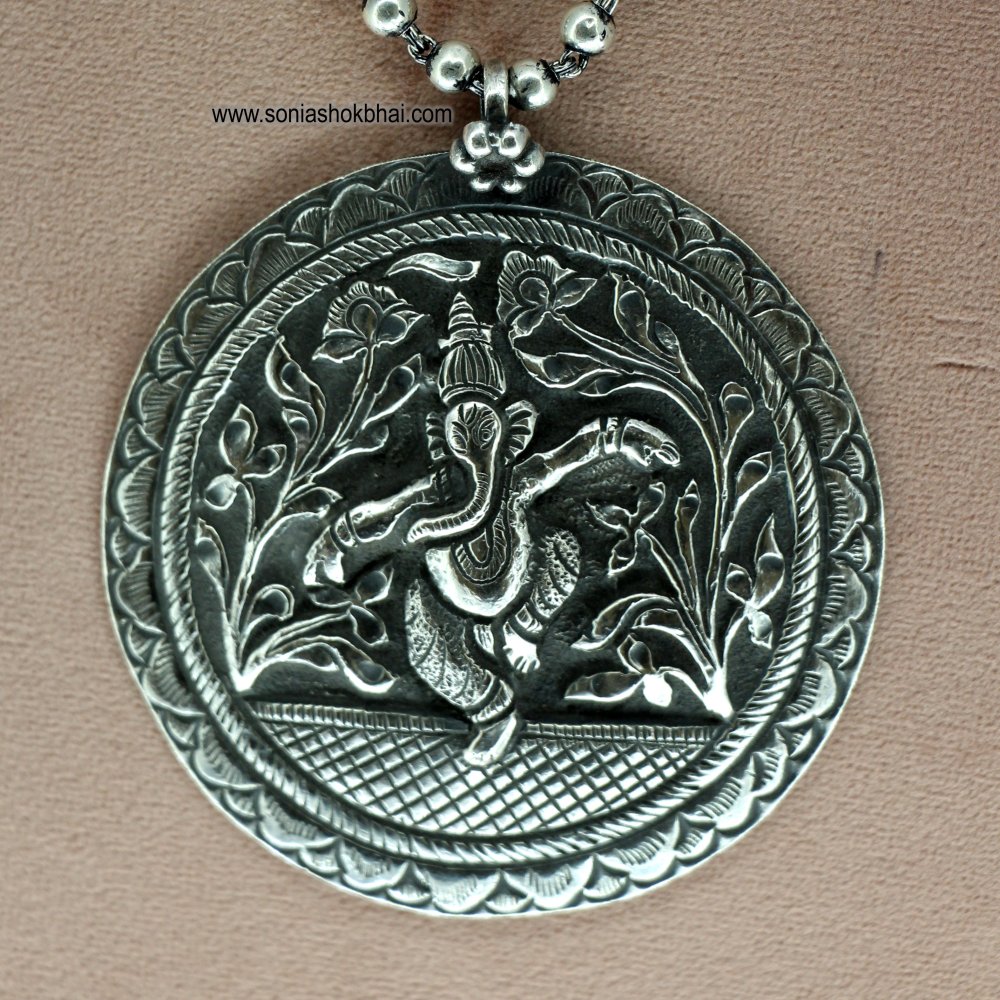 Round Shape Antique Design Pendant 